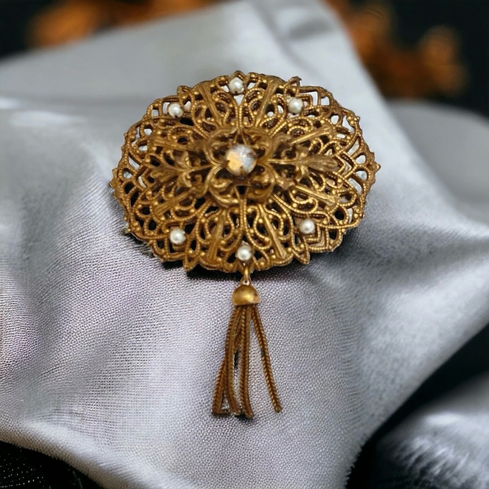 Elegant Gold Filigree Brooch with Pearls